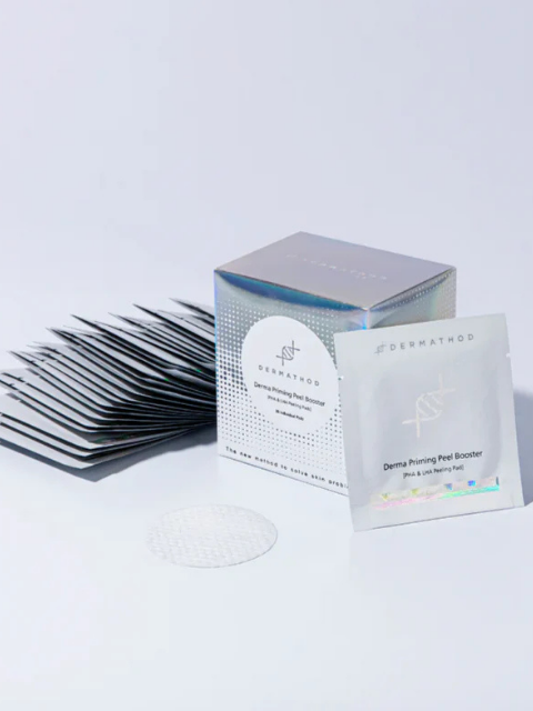 Skincare product packaging with sachets on a light gray background